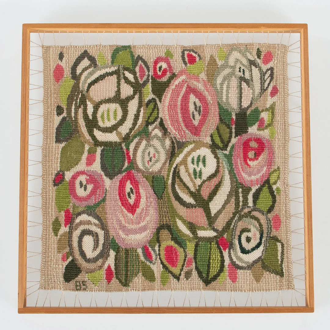 BARBRO SPRINCHORN (1929-1973). För Märta Måås-Fjetterström, vävnad "Rosorna". — European Carpets & Textiles — Laholms Auktionskammare