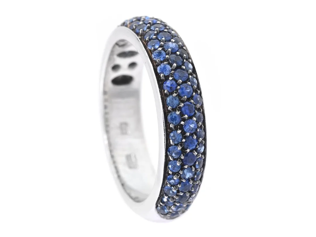 STRÖMDAHLS, ring, 18K guld, delvis svartrodinerat, safirer 1,05 ctv, stl 17 mm, vikt 6,1 g. — Smycken/Ring — Kaplans