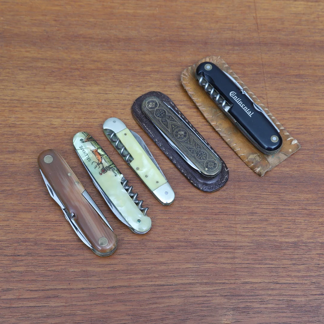 FICKKNIVAR, parti, 5 st, plast och metall, 1900-tal. — Edged weapons — Gomér & Andersson Norrköping