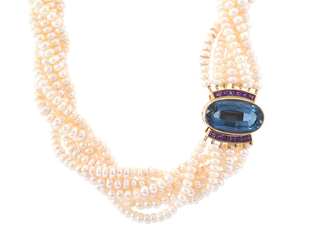PÄRLCOLLIER, flerradigt, odlade pärlor, ca 5,0-5,3 mm, lås i 14K guld ovalslipad topas ca 30,0 ct och princesslipade ametister, längd 42 cm, vikt 128,1 g. — Smycken/Pärlcollier — Kaplans