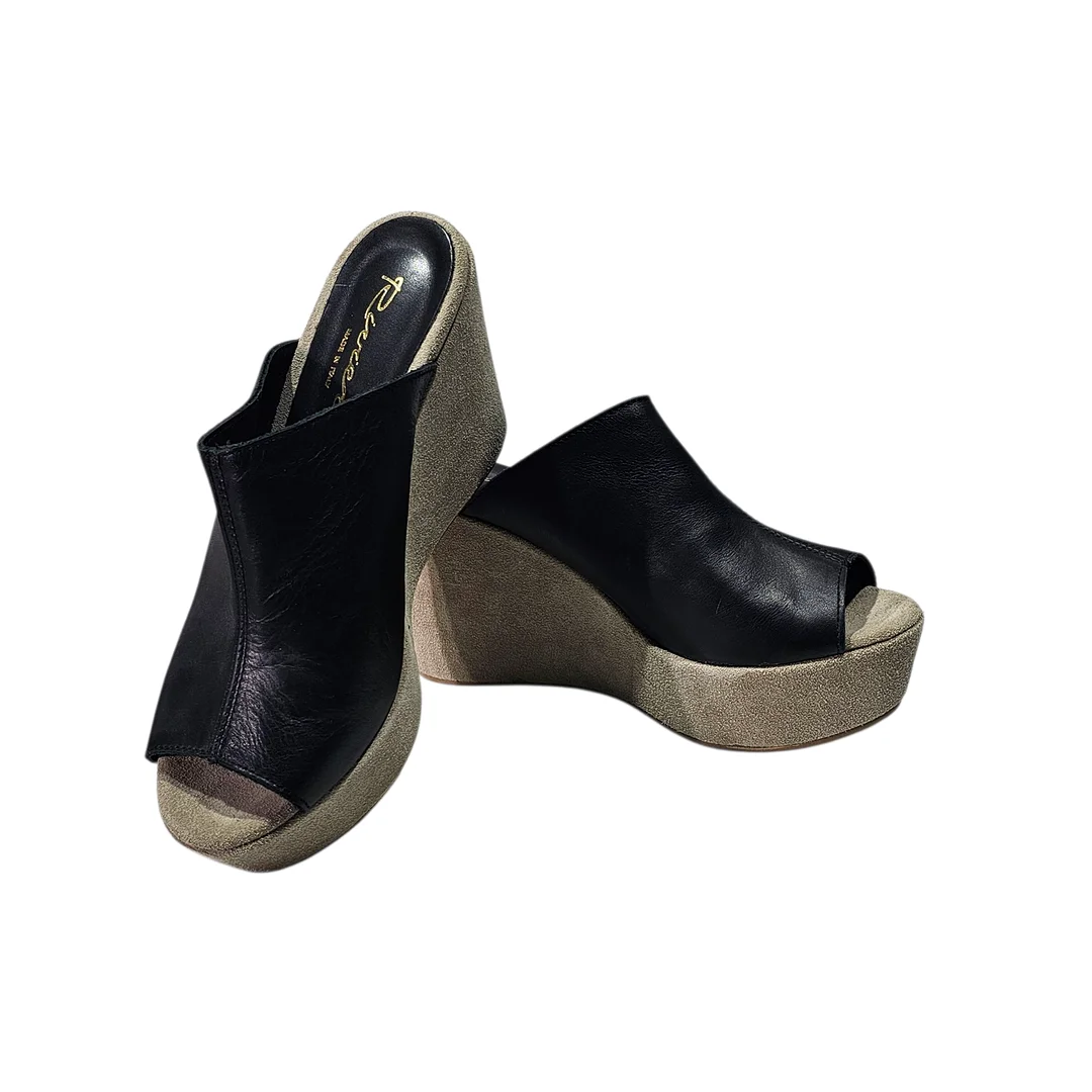 RIVIERA, Italy. Zuecos abiertos de piel negra con topolino. En ante color gris topo. Nº 39. — Vintage & Designer Fashion — Arce Auctions