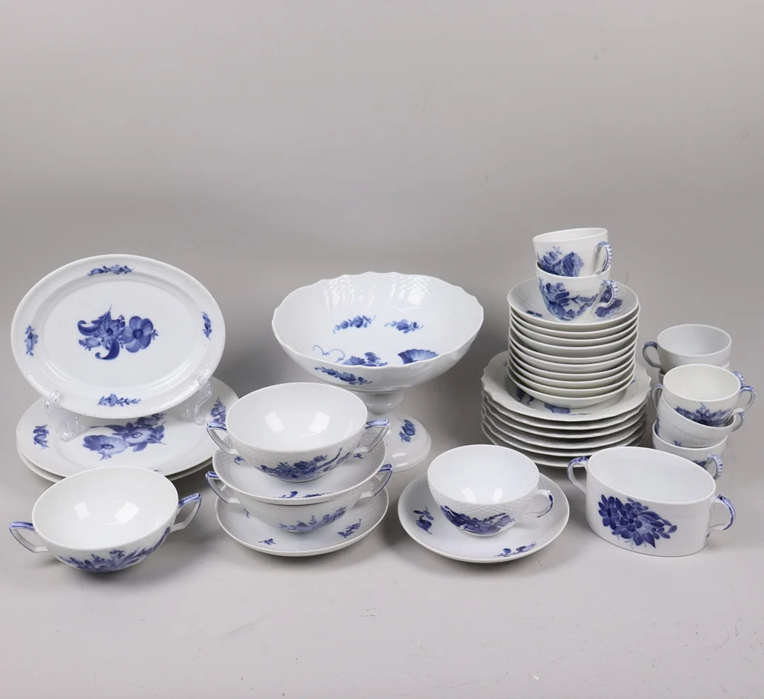 SERVISDELAR, "Blå Blomster", Royal Copenhagen, 37 delar. — Tableware — Markus Auktioner