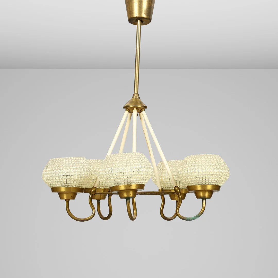 Fem-armet lysekrone af messing og hvidt plastik med vaffelmønstrede glasskærme, dansk eller svensk lampeproducent, 1940/50'erne. — Chandeliers — Palsgaard Kunstauktioner