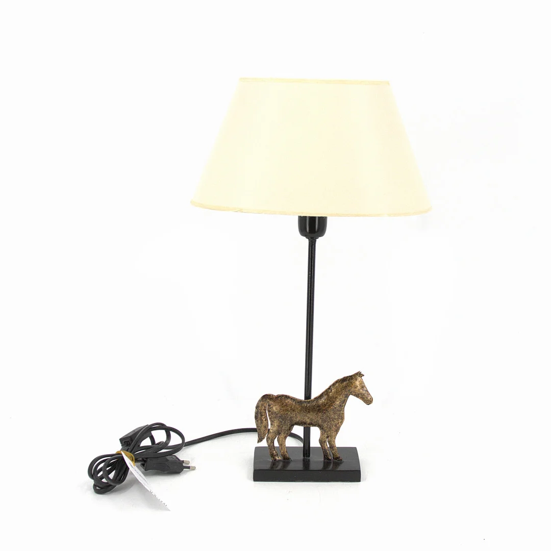 BORDSLAMPA, stomme metall, dekorerad med häst i relief, tygklädd skärm, Holländer, nutida. — Table Lamps — Höganäs Auktionsverk