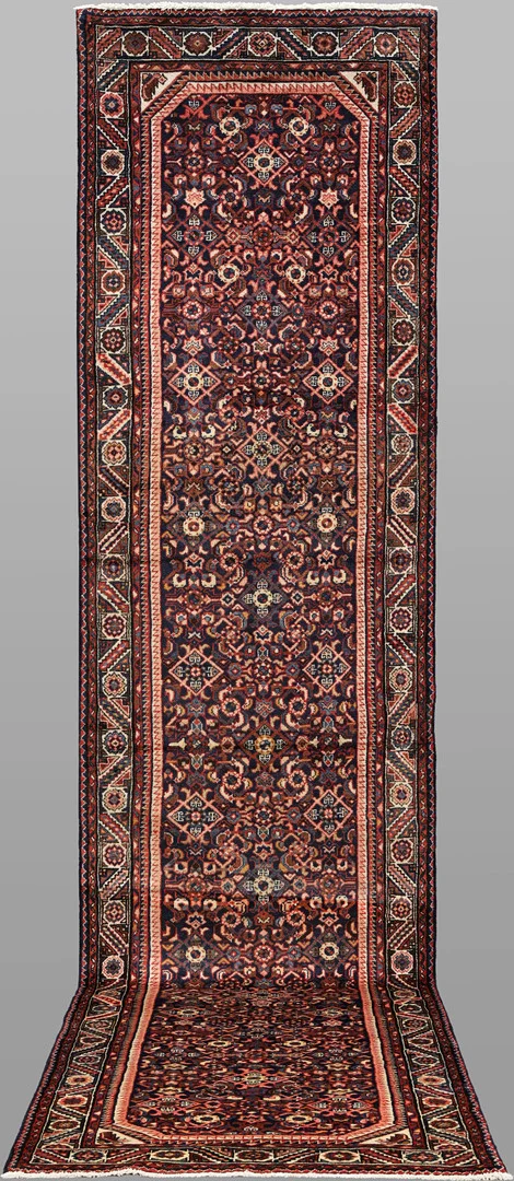 MATTA, "Hamadan", galleri, 439 x 116 cm. — Oriental Carpets & Textiles — Helsingborgs Auktionskammare