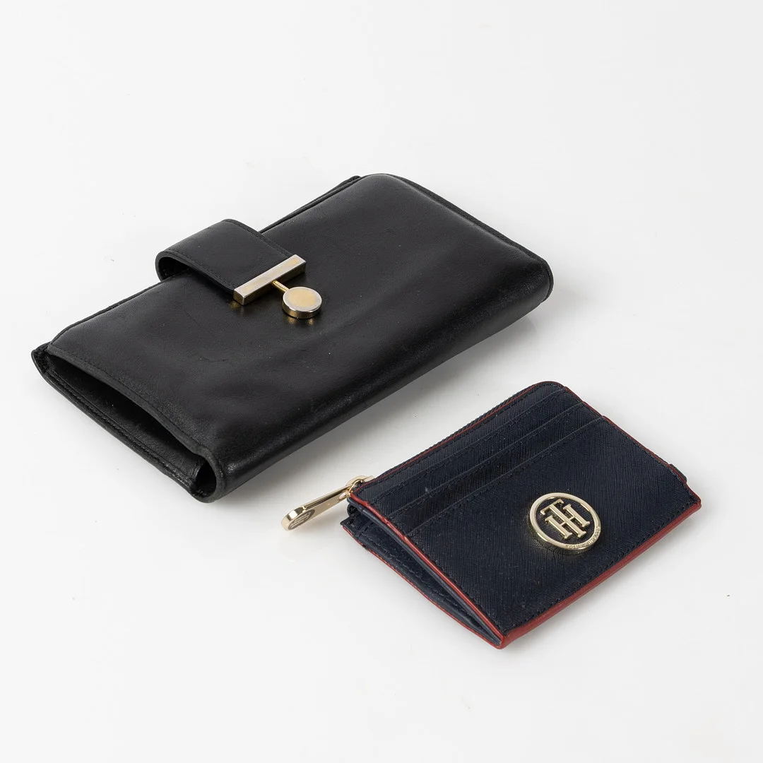 SVENSKT TENN, Plånbok läder samt TOMMY HILFIGER plånbok. — Vintage & Designer Fashion — Stockholms Auktionsverk Helsingborg