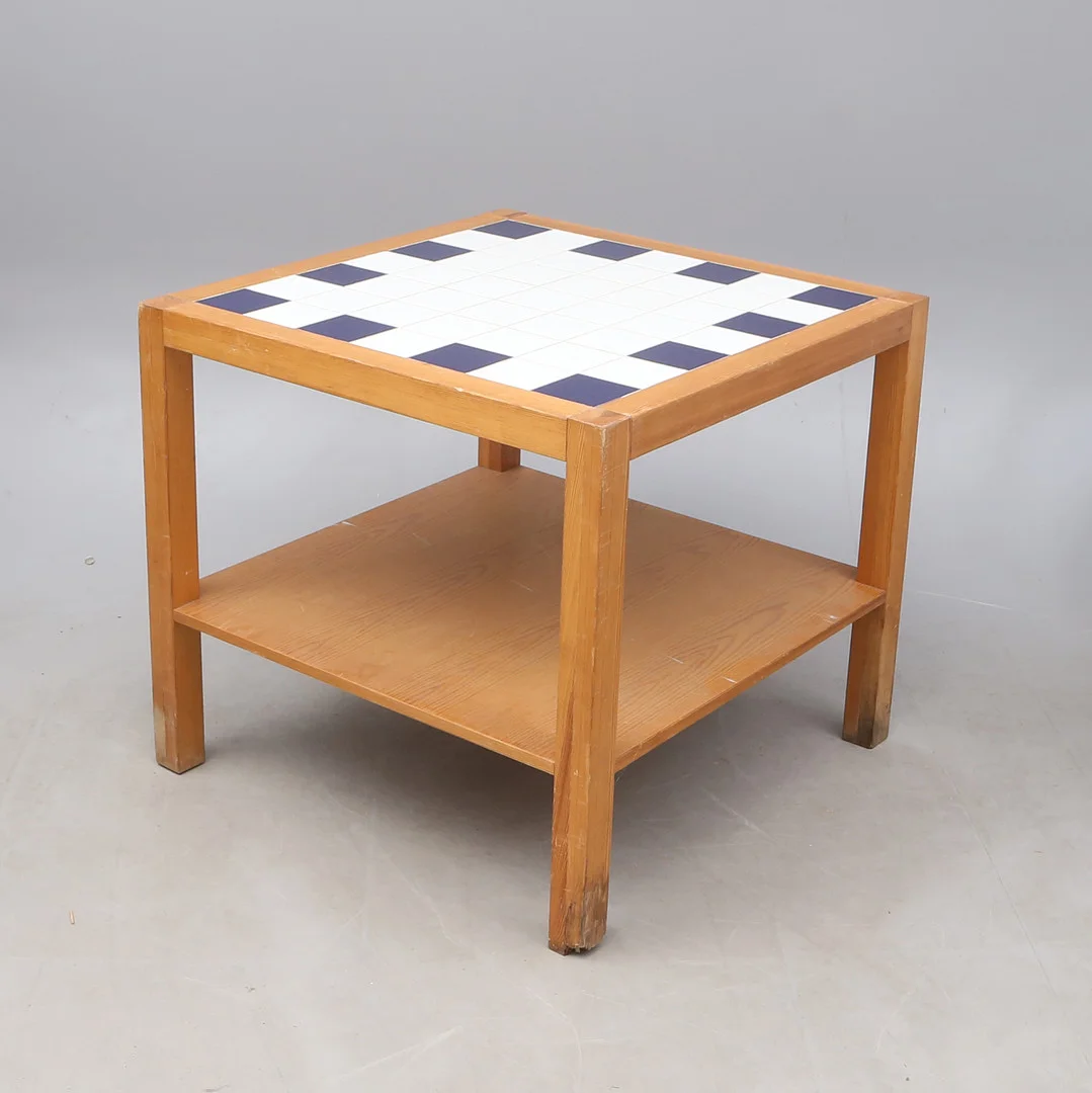 SOFFBORD, furu/kakel. — Coffee Tables — Kalmar Auktionsverk