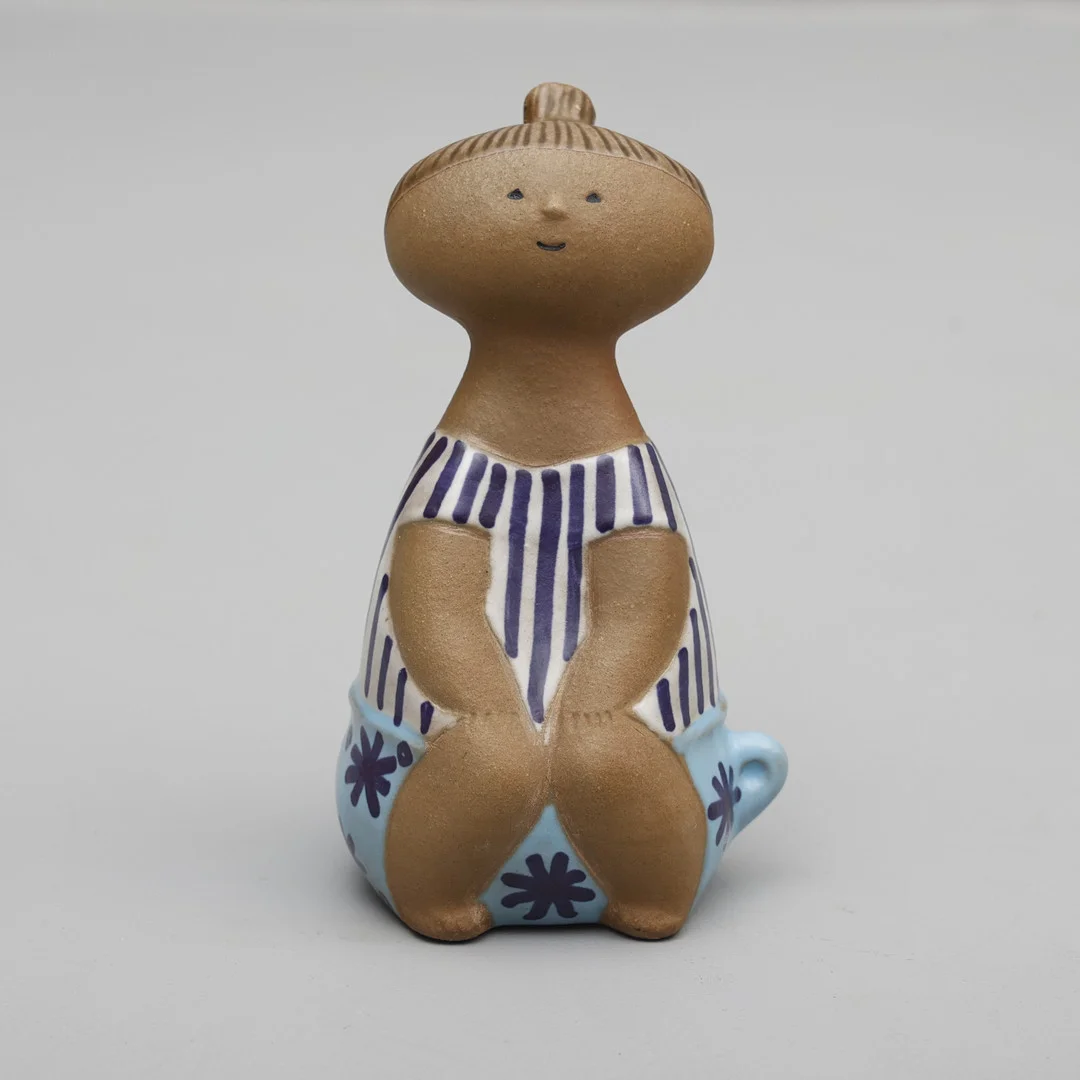 LISA LARSON. Figurin, "Lotta", ur serien Larsons ungar, Gustavsberg. — European — Södermanlands Auktionsverk