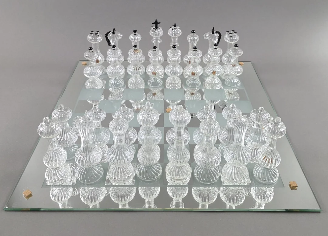 GLAS-SCHACHSPIEL MIT FLAKONFIGUREN - MAZZETTI D’ALTAVILLA, ITALIEN, SPÄTES 20./FRÜHES 21. JH. — Other collectables — Auktionshaus Blank
