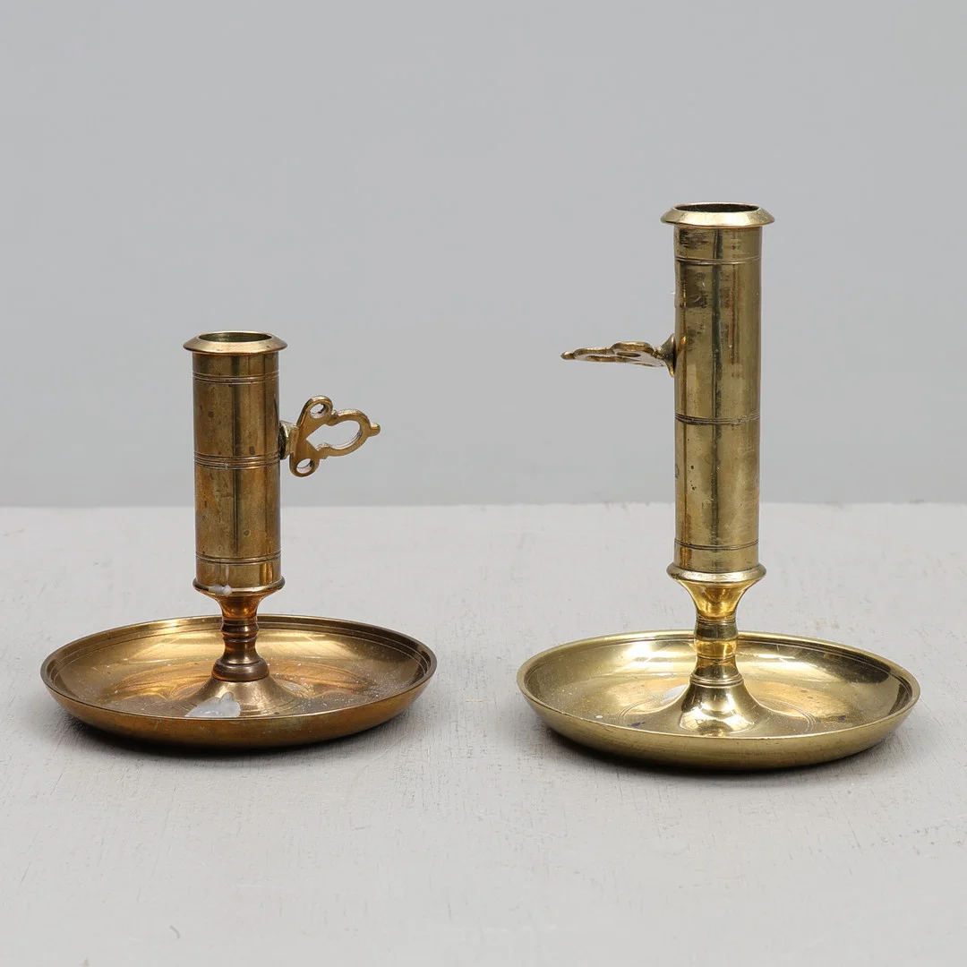LJUSSTAKAR, 2 st, mässing, Skultuna, 1900-tal. — Candlesticks — Gomér & Andersson Jönköping