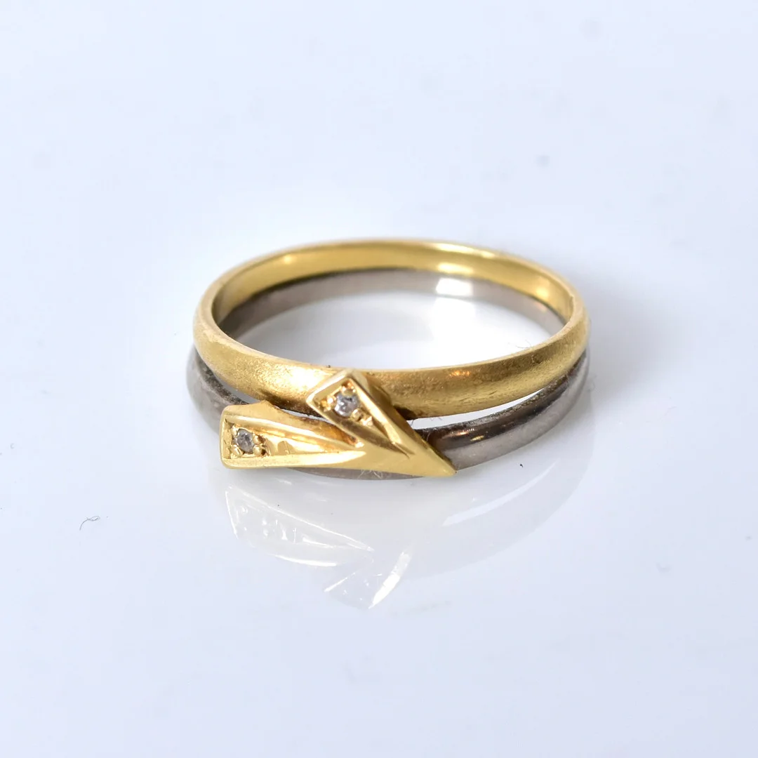 DUBBELRING, 18 karat röd- och vitguld med 2 små diamanter, otydliga svenska stämplar. — Rings — Halmstads Auktionskammare
