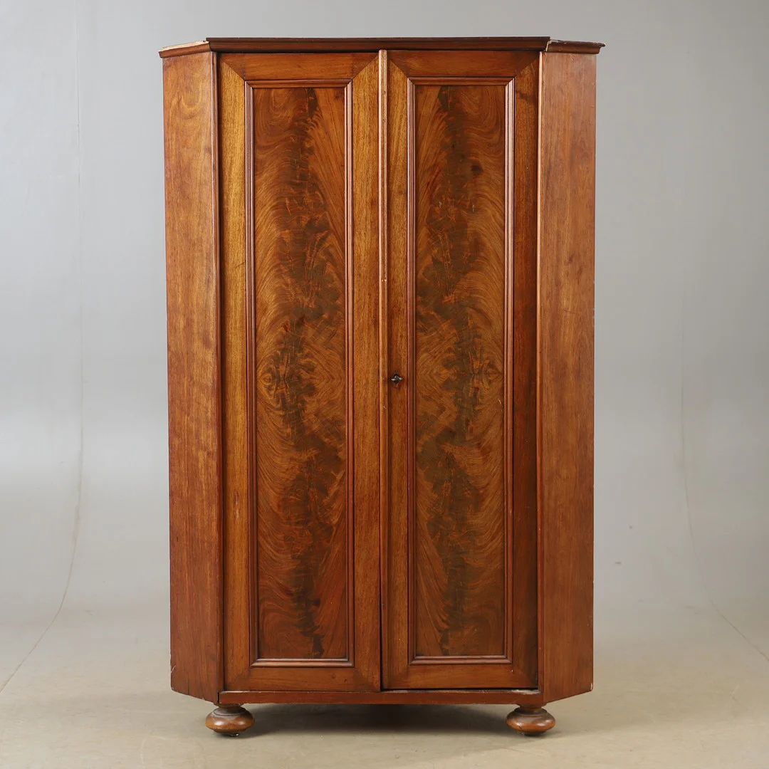 HÖRNSKÅP, mahogny, 1800/1900-tal. — Cupboards, Cabinets & Shelves — Helsingborgs Auktionskammare