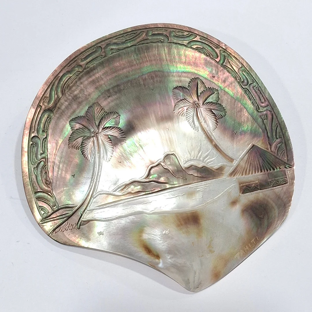 Concha de Tahití tallada con decoración de paisaje con puesta de sol. — Sculptures & Bronzes — Arce Auctions