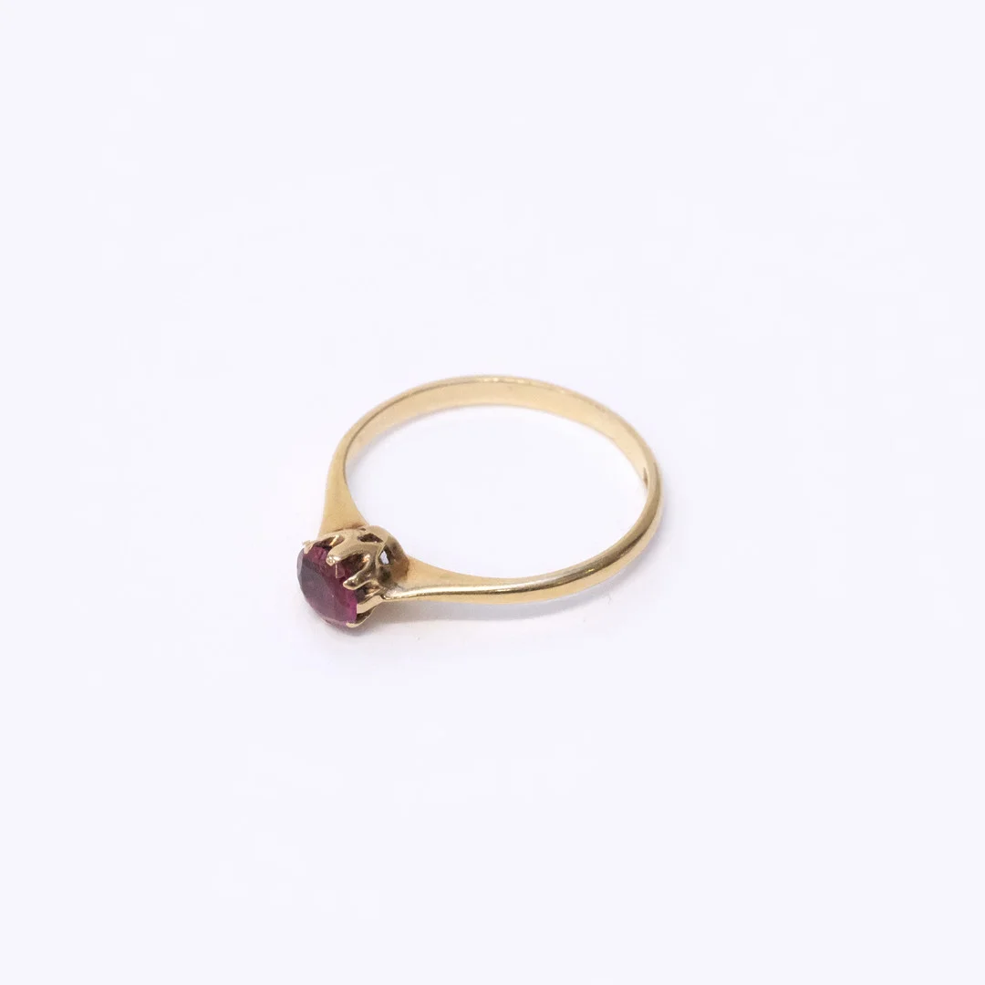 SOLITÄRRING MED RUBIN, 18K GULD. — Rings — Björnssons Auktionskammare