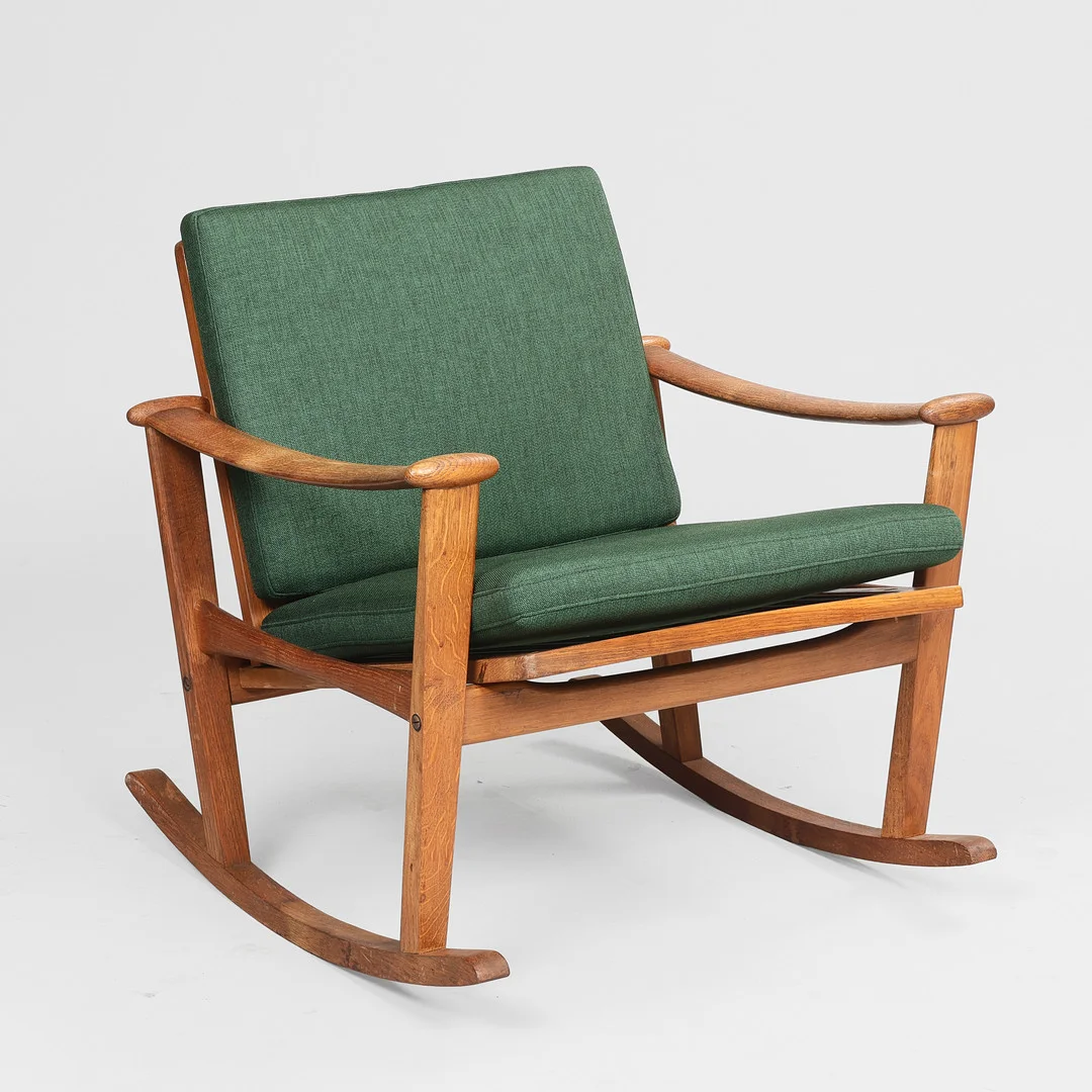 M. NISSEN: Nyrenoveret gyngestol af massivt egetræ med løse hynder betrukket i grønt tekstil, model 65, Danmark, 1950/60'erne. — Armchairs & Chairs — Palsgaard Kunstauktioner