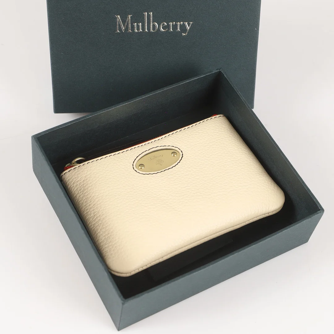 MULBERRY. Börs, äggskalsfärgad med korallfärgat blixtlås, koskinn, England. — Vintage & Designer Fashion — Helsingborgs Auktionskammare
