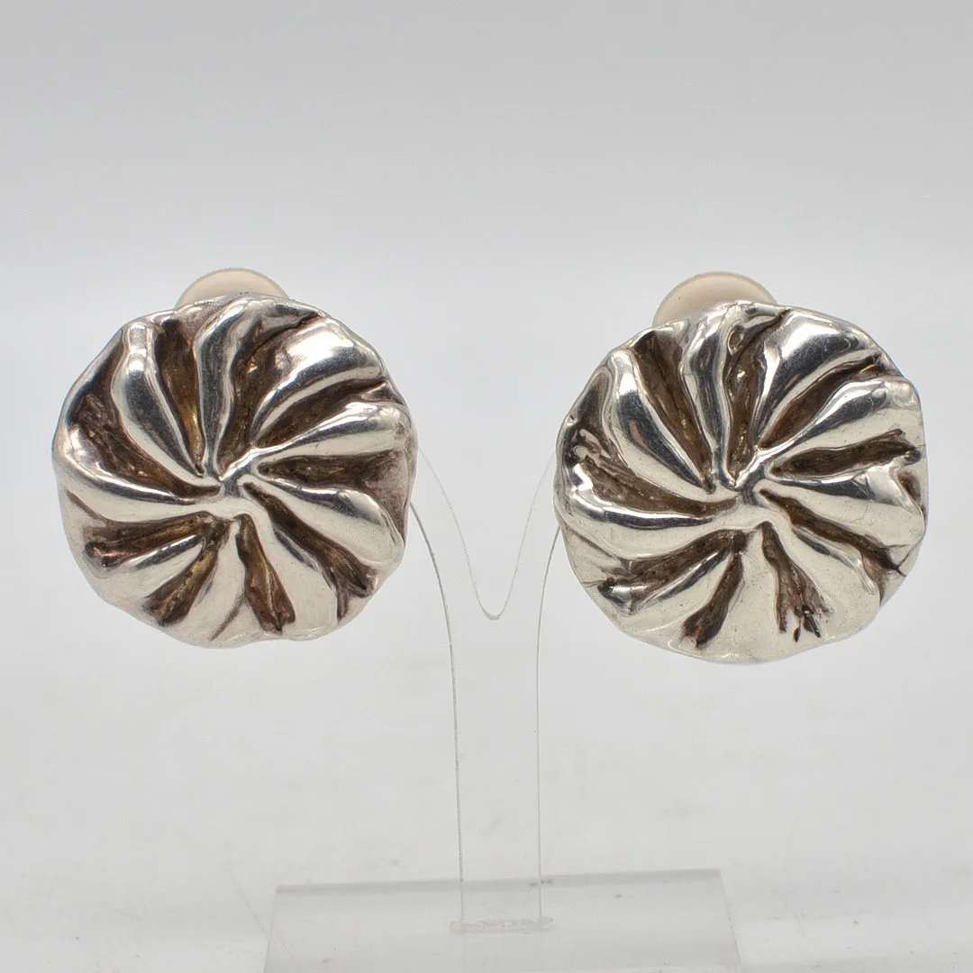EIN PAAR DESIGNEROHRCLIPS, STRUDEL, STERLINGSILBER, MIESTERPUNZE "MG", UM 1950. — Earrings — Kunst- und Auktionshaus Kleinhenz
