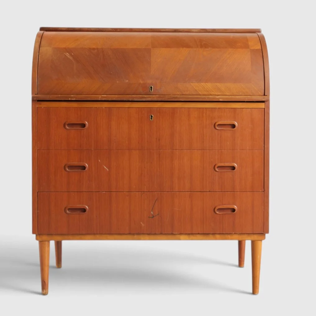 MARKARYDS MÖBELINDUSTRI. Sekretær af teak, med tre skuffer. Mærket Markaryds Möbelindustri, Sweden. — Chests of drawers — Woxholt Auktionshus