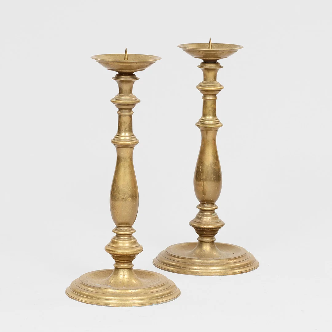 Et par lysestager til bloklys af messing, 1900-tallet, (2). — Candlesticks — Palsgaard Kunstauktioner