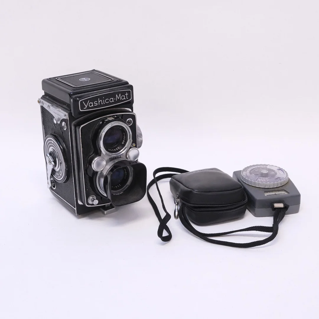 KAMERA, YASHICA-MAT. SAMT GOSSEN, LJUSMÄTARE, "SIXTOMAT 2". — Cameras & accessories — Björnssons Auktionskammare