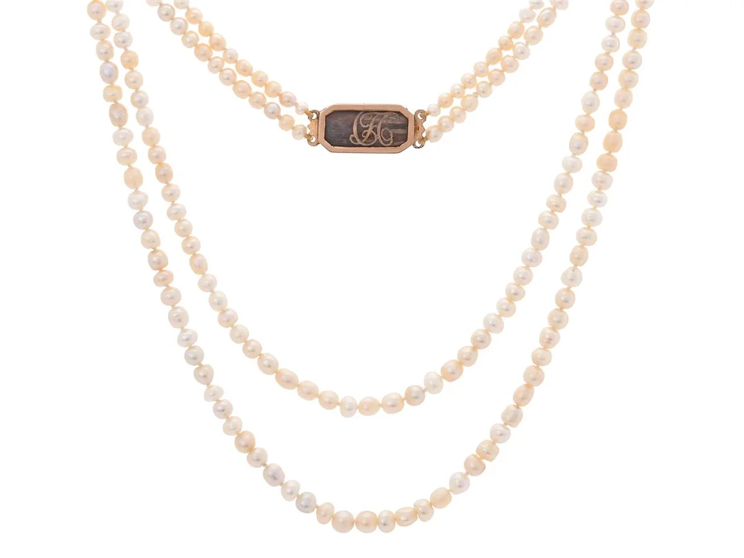 PÄRLCOLLIER, 2 rader, orientaliska pärlor ca 3,0-4,6 mm, GCS report 5786-2390, lås i 18K guld med monogram och hårarbete, Anders Ekholm, Stockholm 1796, längd 42 cm, vikt 20,4 g, etui. — Smycken/Pärlcollier — Kaplans