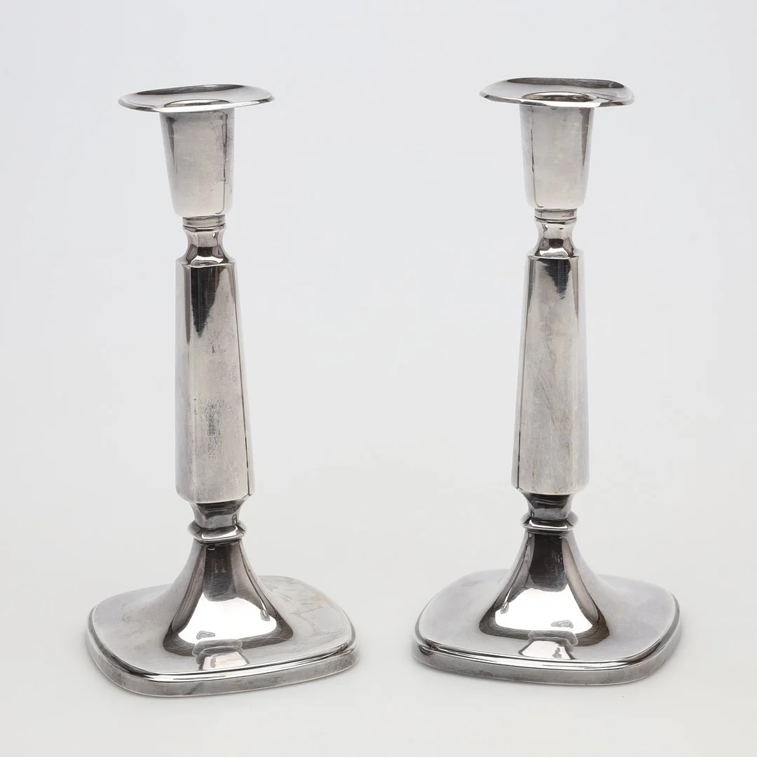T.ELDH. LJUSSTAKAR, ett par, silver, bruttovikt ca 390 gram. — Chandeliers — Borås Auktionshall
