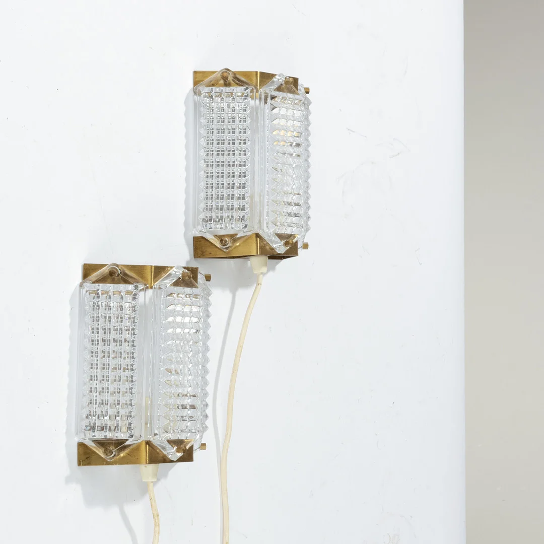 WIKTOR BERNDT, PAR VÆGLAMPER, GLAS & MESSING, SWEDISH CRYSTAL, 1970-TALLET, FLYGSFORS/ORREFORS. — Wall Lights — Palsgaard Kunstauktioner