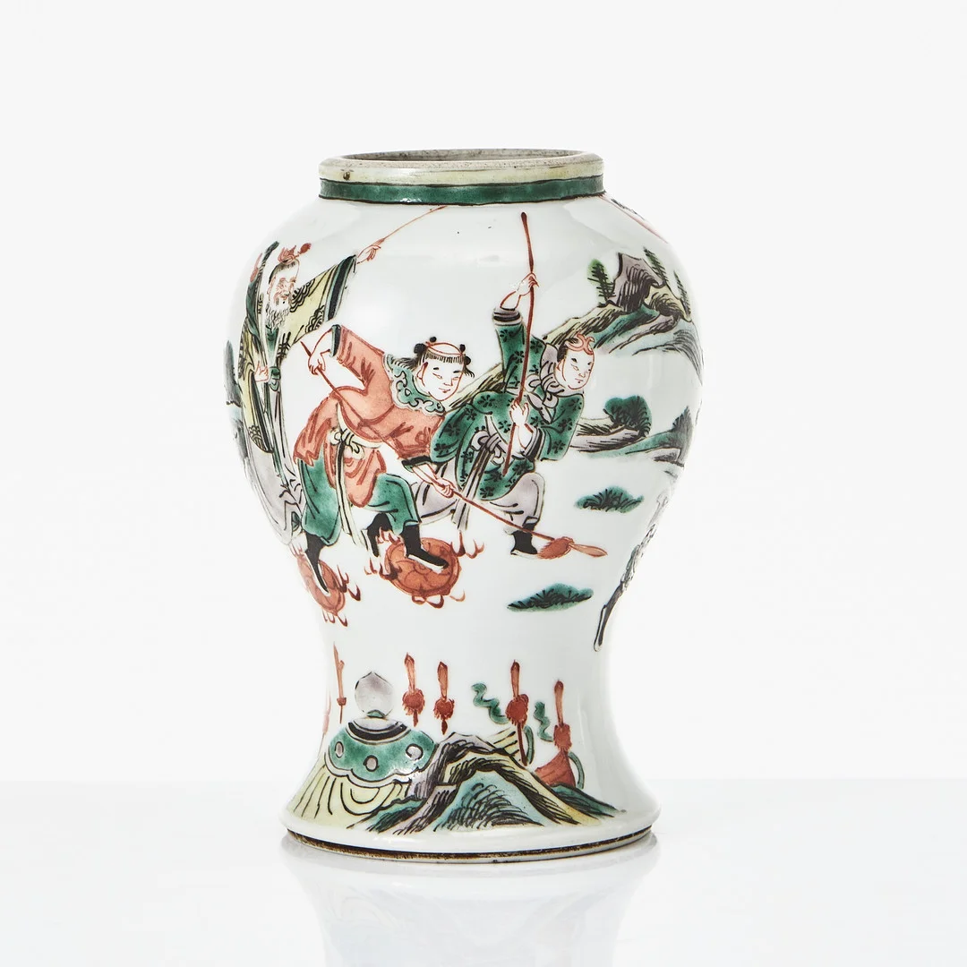 VAS, porslin, Kina, 1800-tal, dekor av figurer i landskap i famille verte. — Ceramics & Porcelain — Stockholms Auktionsverk Magasin 5