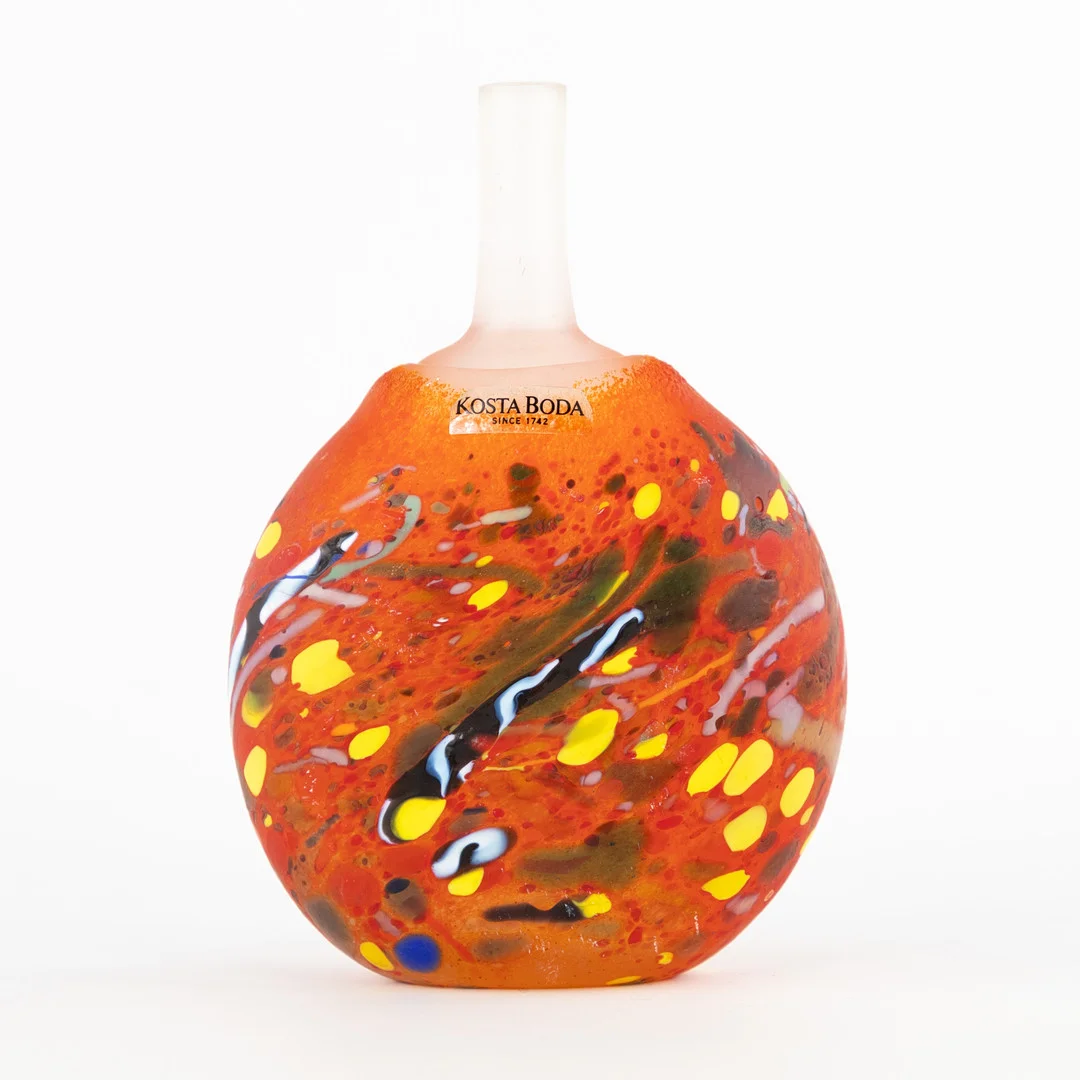 BERTIL VALLIEN. vas, signerad, Kosta Boda. — Art glass — Karljohan Auktioner