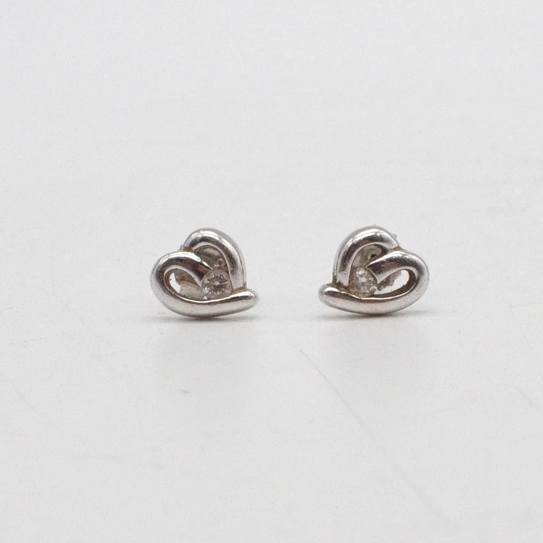OHRSTECKER AUS STERLINGSILBER, HERZFORM MIT ZIRKONIA, VINTAGE. — Earrings — Kunst- und Auktionshaus Kleinhenz