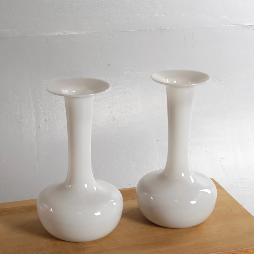 HENNING KOPPEL. Et par vaser af hvid opalglas. Udført hos Holmegaard Glasværk, Danmark (2). — Art glass — Woxholt Auktionshus