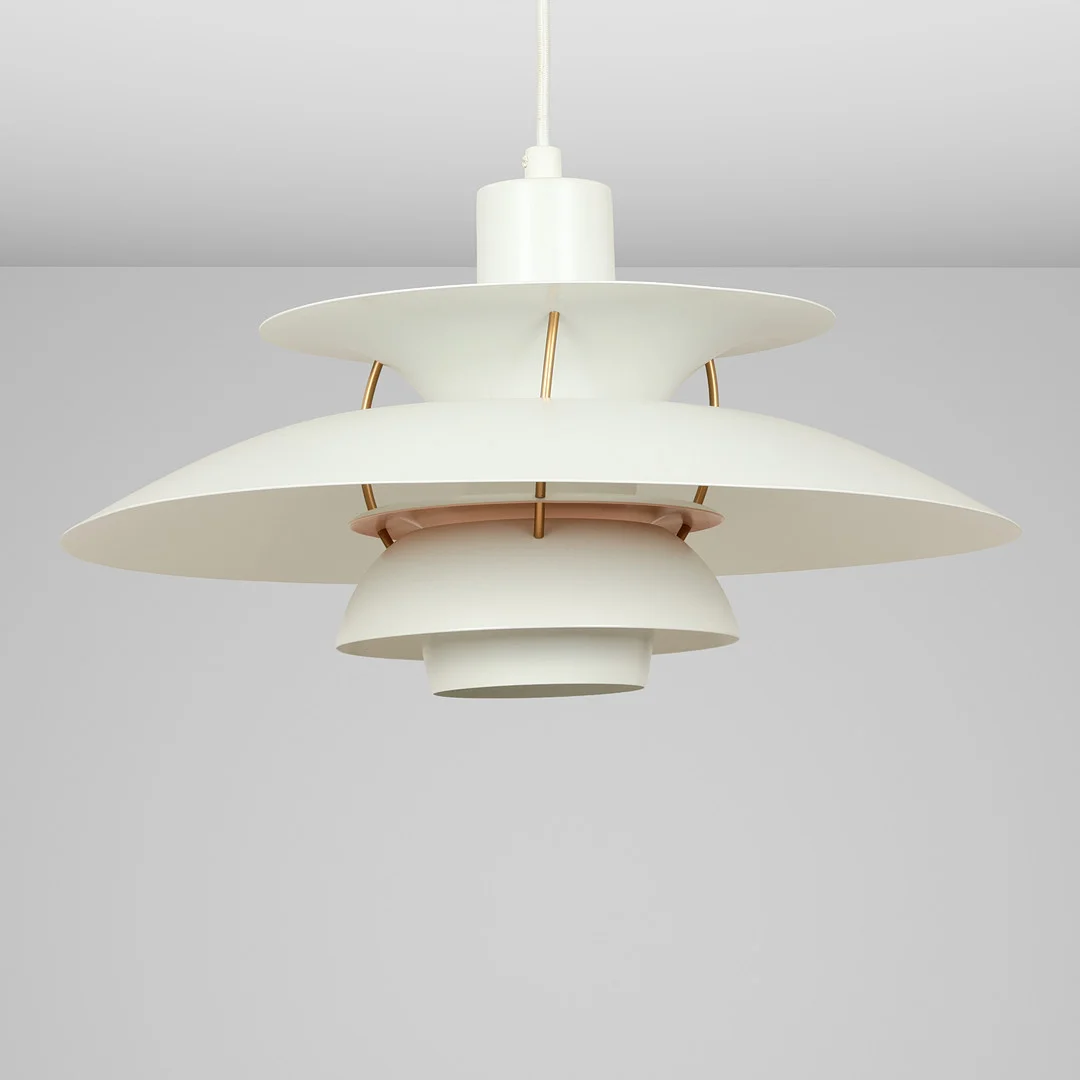POUL HENNINGSEN. Pendel - Loftslampe Ph. 5, moderne hvid matlakeret aluminium. Louis Poulsen, Danmark. — Ceiling lights — Palsgaard Kunstauktioner