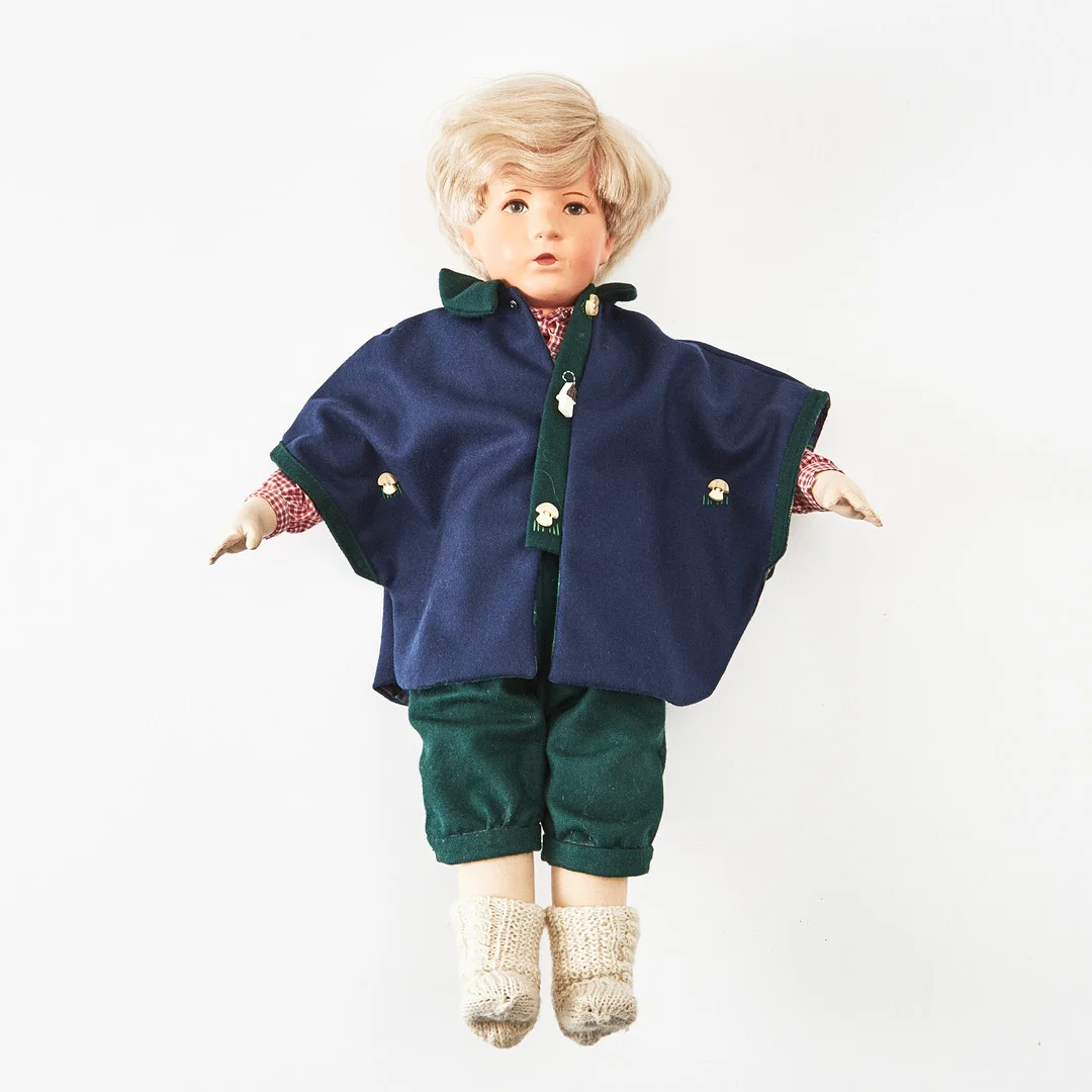 KÄTHE KRUSE POJKDOCKA, sannolikt "German Child VIII", omkring 1930/40-tal, rörligt huvud, blåa ögon, målade anletsdrag, blond hårperuk, kropp i stoppat tyg med rörliga ben och påsydda armar. — Dolls & Teddybears — Stockholms Auktionsverk Magasin 5