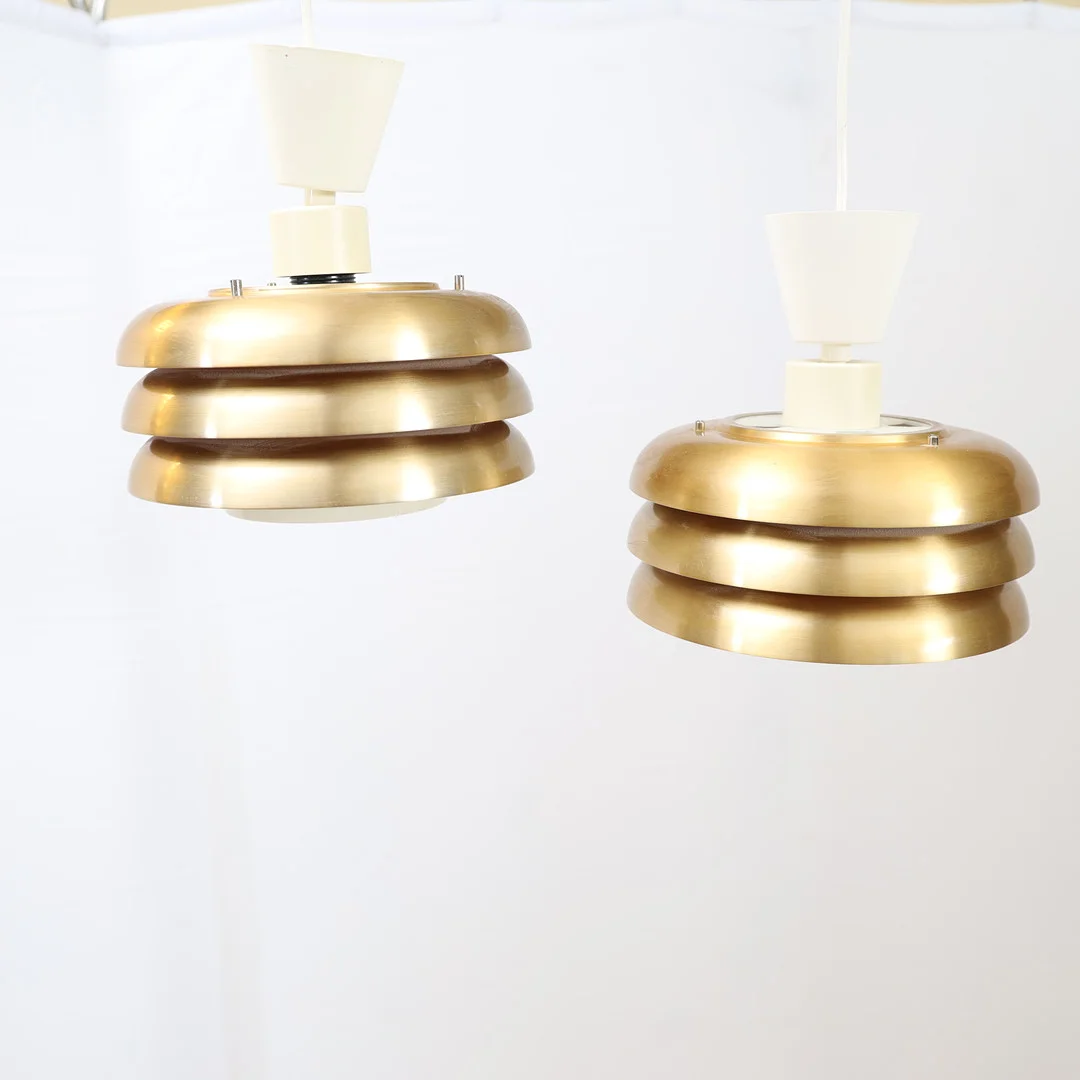 TAKLAMPOR ETT PAR, 1900-talets andra hälft, mässingsfärgad metall. En ljuspunkt vardera. — Ceiling lights — Falun Auktionsbyrå