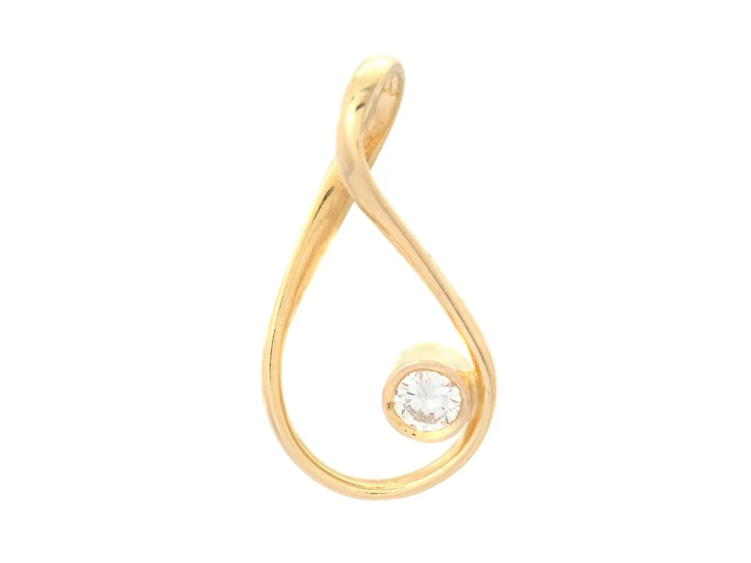 HÄNGE, 18K guld, briljantslipad diamant ca 0,15 ct, ca TW/VS, höjd 23 mm, vikt 1,9 g, diamanten är skadad. — Smycken/Hänge — Kaplans