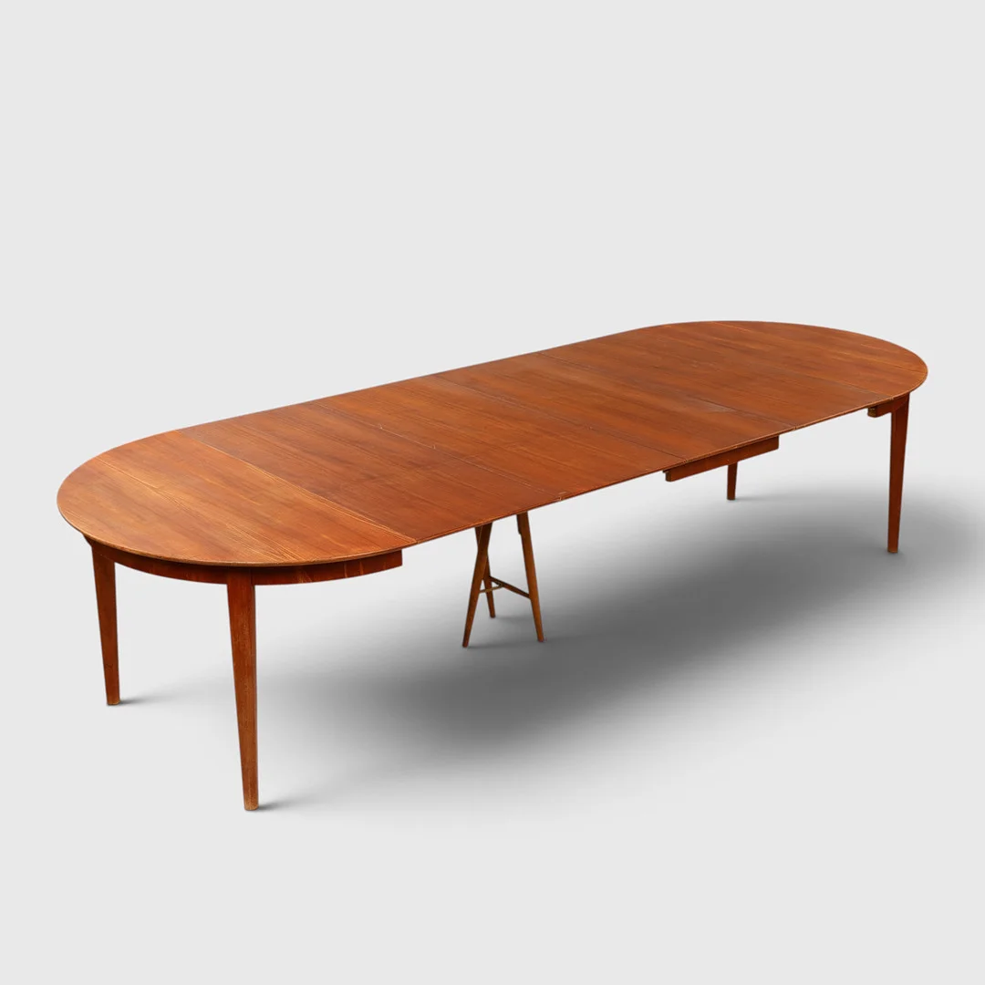 HENRY KJÆRNULF. TILSKREVET. Rundt spisebord af teak med udtræk, fire plader á 50 cm medfølger, Sorø Møbelfabrik, 1950-60'erne, (1+4). — Dining tables — Palsgaard Kunstauktioner