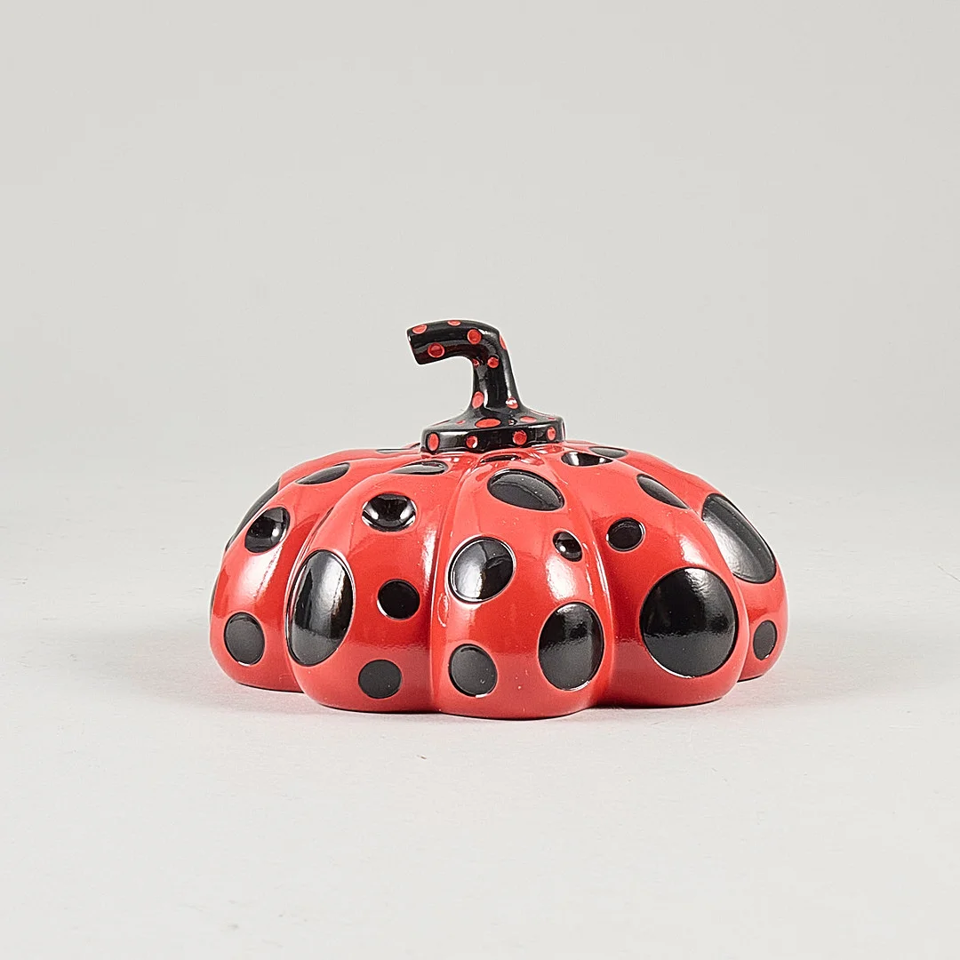 YAYOI KUSAMA. SKULPTUR, "Red Pumpkin, Naoshima". — Sculptures & Bronzes — Metropol Auktioner