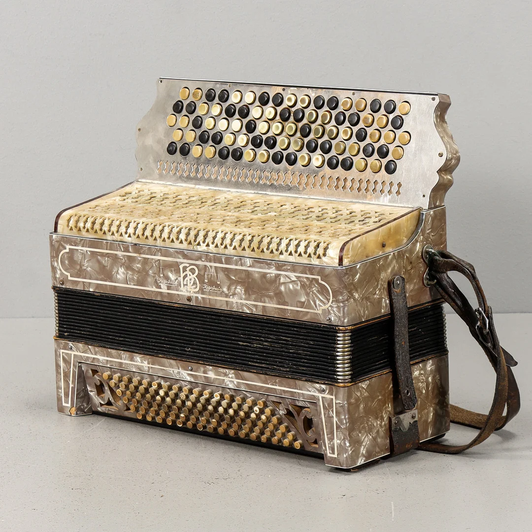DRAGSPEL Registrato HB, Italien, 1900-talets första hälft. — Musical instruments — Karlstad Hammarö Auktionsverk