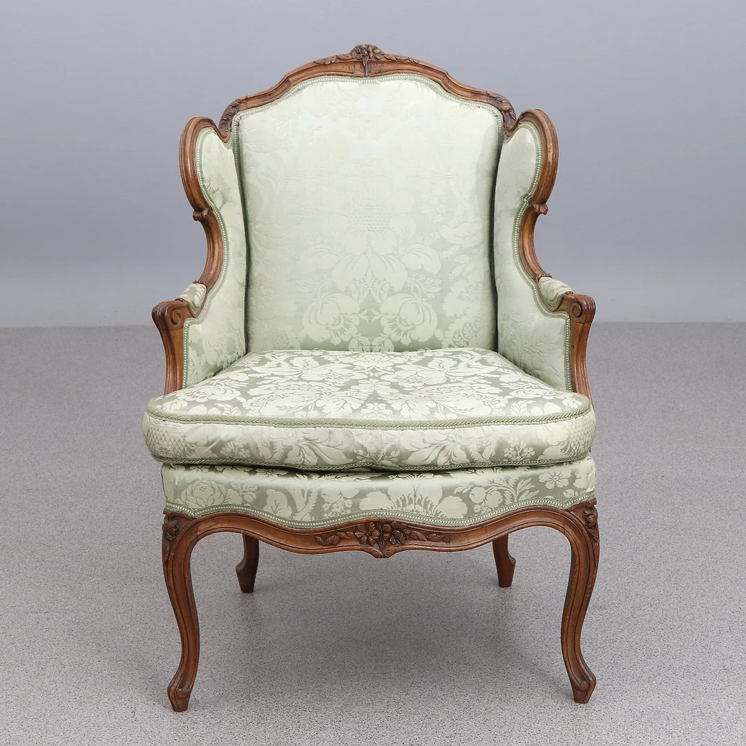 FÅTÖLJ. Valnöt med textilklädsel. Rokokostil, 1900-tal. — Armchairs & Chairs — Skånes Auktionsverk