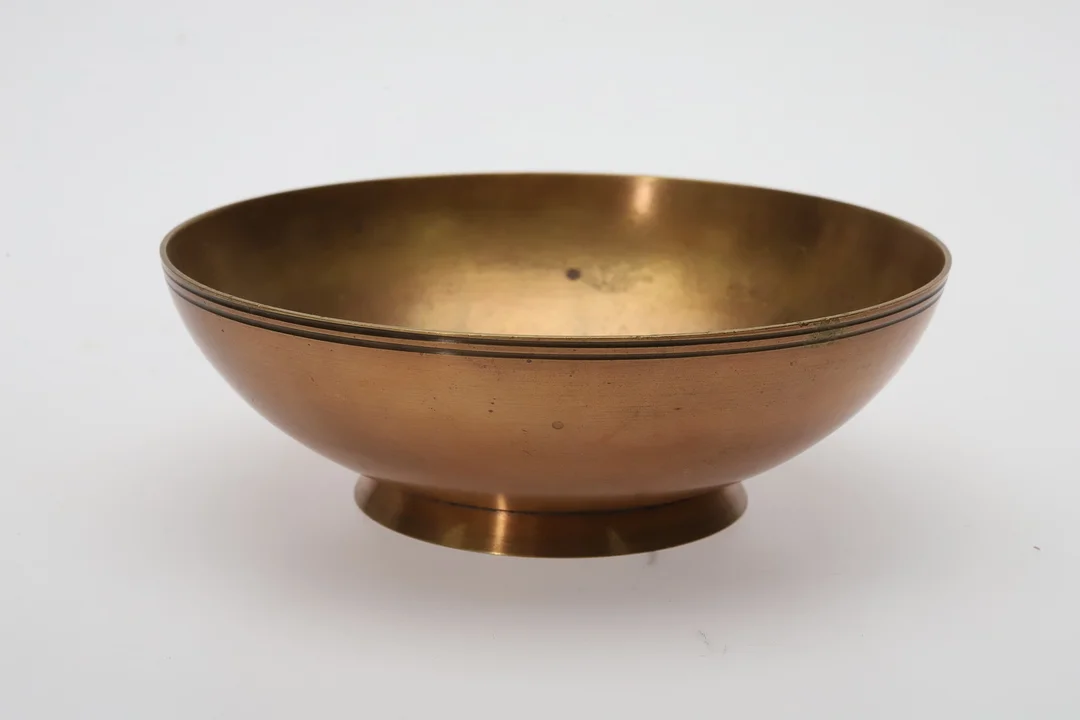 SKÅL PÅ FOT, brons, mitten av 1900-tal. — Other metals — Örebro Stadsauktioner
