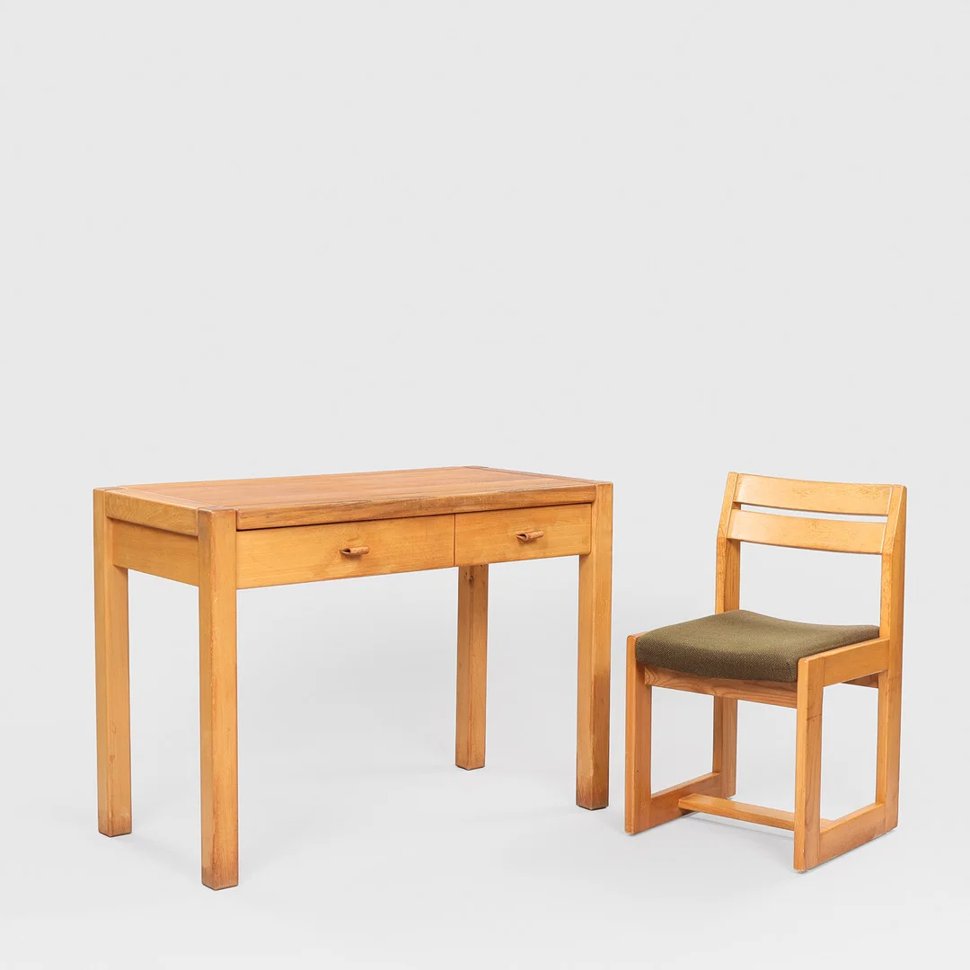 MAISON REGAIN. Skrivebord og stol af elm, Frankrig, 1960/70'erne, (2). — Desks — Palsgaard Kunstauktioner
