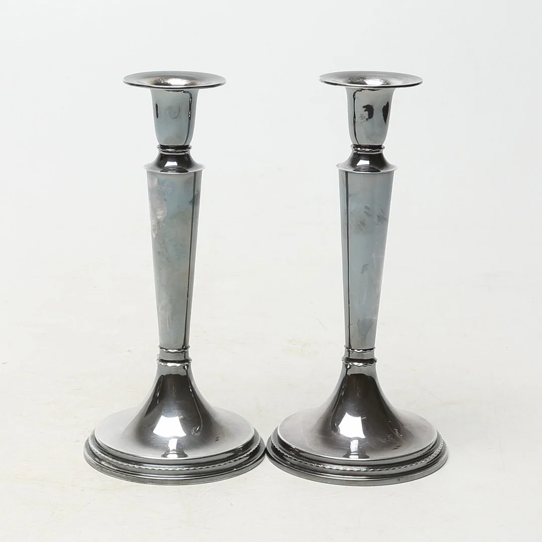 LJUSSTAKAR, 1 par, silver, årsbokastav S9. — Silver — Kalmar Auktionsverk