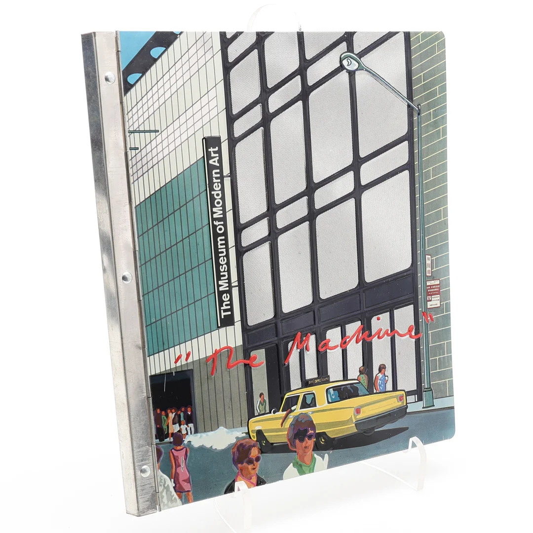 PONTUS HULTÉNS THE MACHINE MED KOLORERADE METALLPÄRMAR UTGIVEN AV THE MUSEUM OF MODERN ART I NEW YORK 1968. — Books — Crafoord Auktioner Lund
