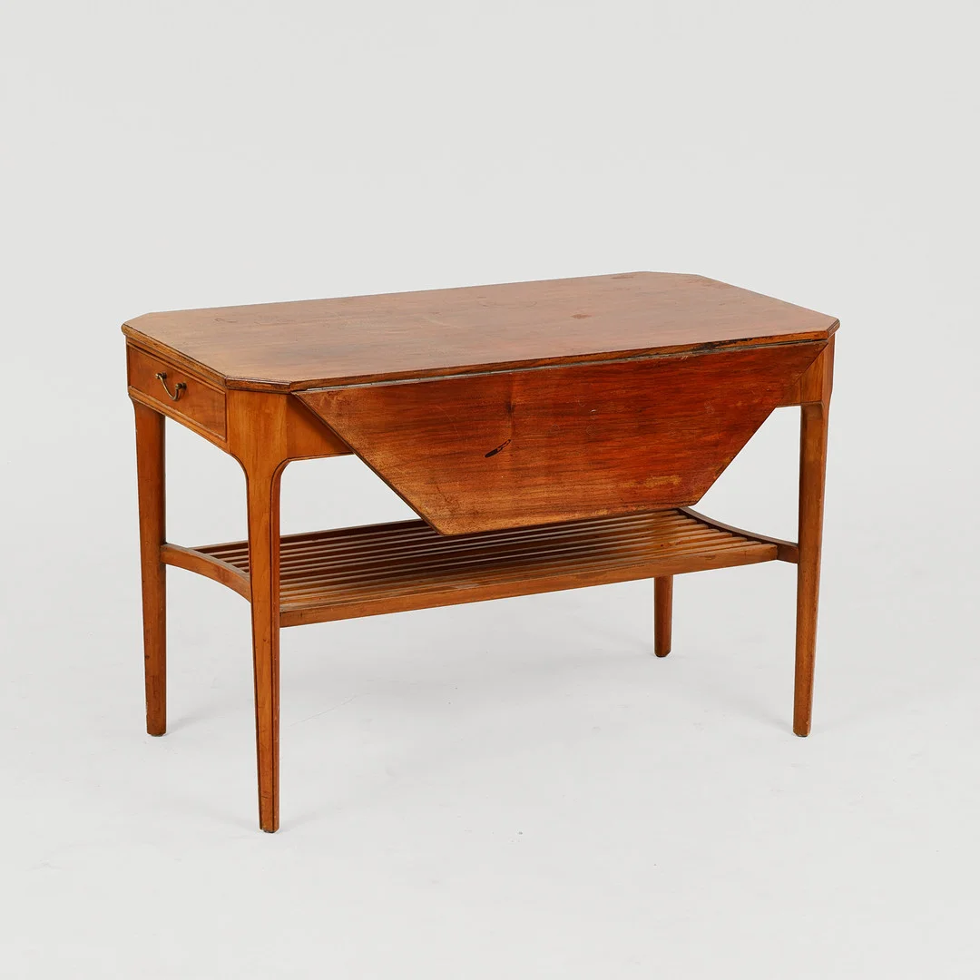 Sofabord af mahogni med klapper og skuffer, greb af messing, antageligt dansk møbelsnedker, Danmark, ca. 1940/1950'erne. — Coffee Tables — Palsgaard Kunstauktioner
