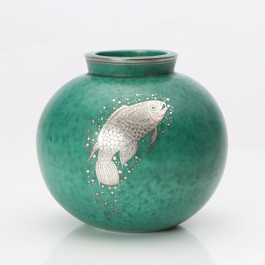 WILHELM KÅGE. KLOTVAS. Stengods med grön glasyr och dekor i silver. "Argenta", Gustavsberg. Dekor av fiskar. Märkt undertill. — European — Skånes Auktionsverk