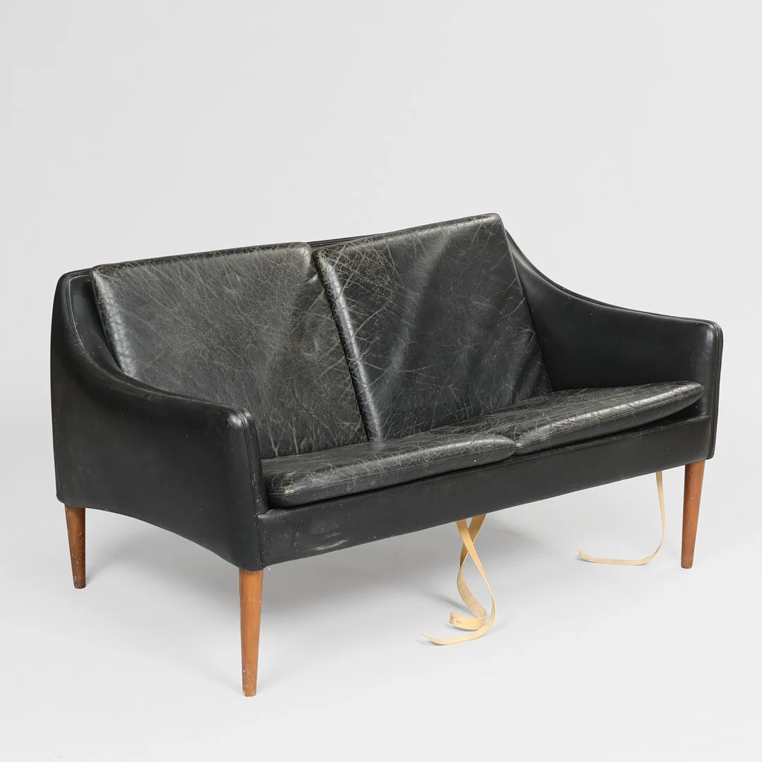 HANS OLSEN (1919-1992). To-personers sofa betrukket i sort læder med ben af massivt teaktræ, C/S Møbler, model 800/2, Danmark, 1950'erne. — Sofas & Seatings — Palsgaard Kunstauktioner