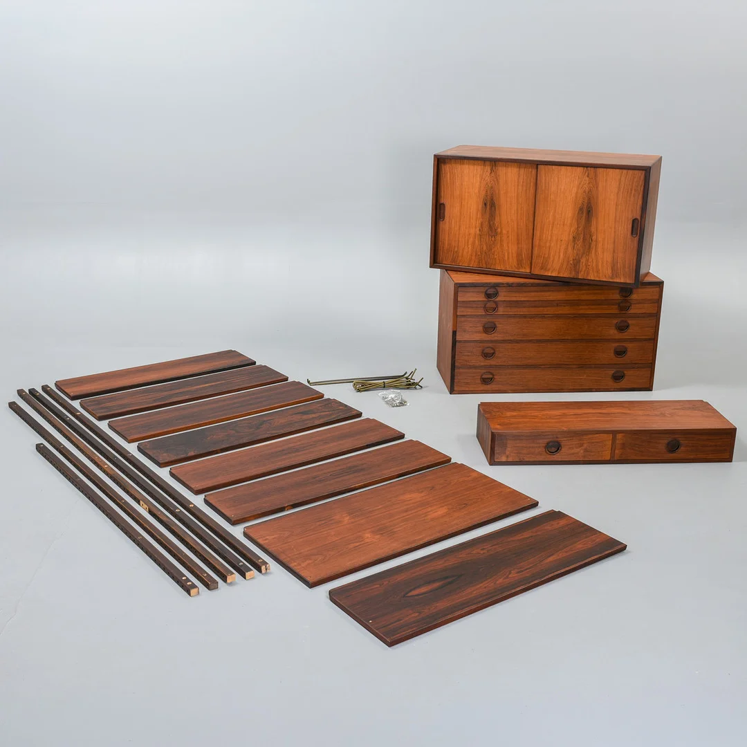 RUD THYGESEN OG JOHNNY SØRENSEN for HG-Furniture. Væghængt reolsystem af palisander. Danmark, 1960'erne. (16). — Cupboards, Cabinets & Shelves — Sørensen Auktioner