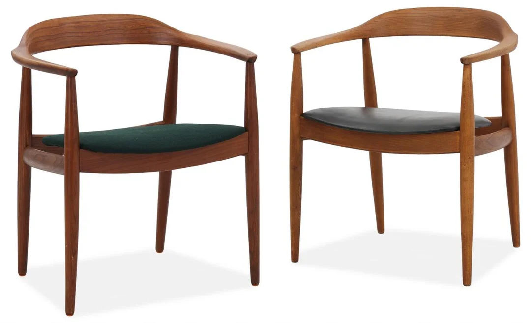 A pair of stained elm armchairs, seat upholstered with black leather and wool. Made and marked by Eilersen. (2) — Modern Furniture — Bruun Rasmussen