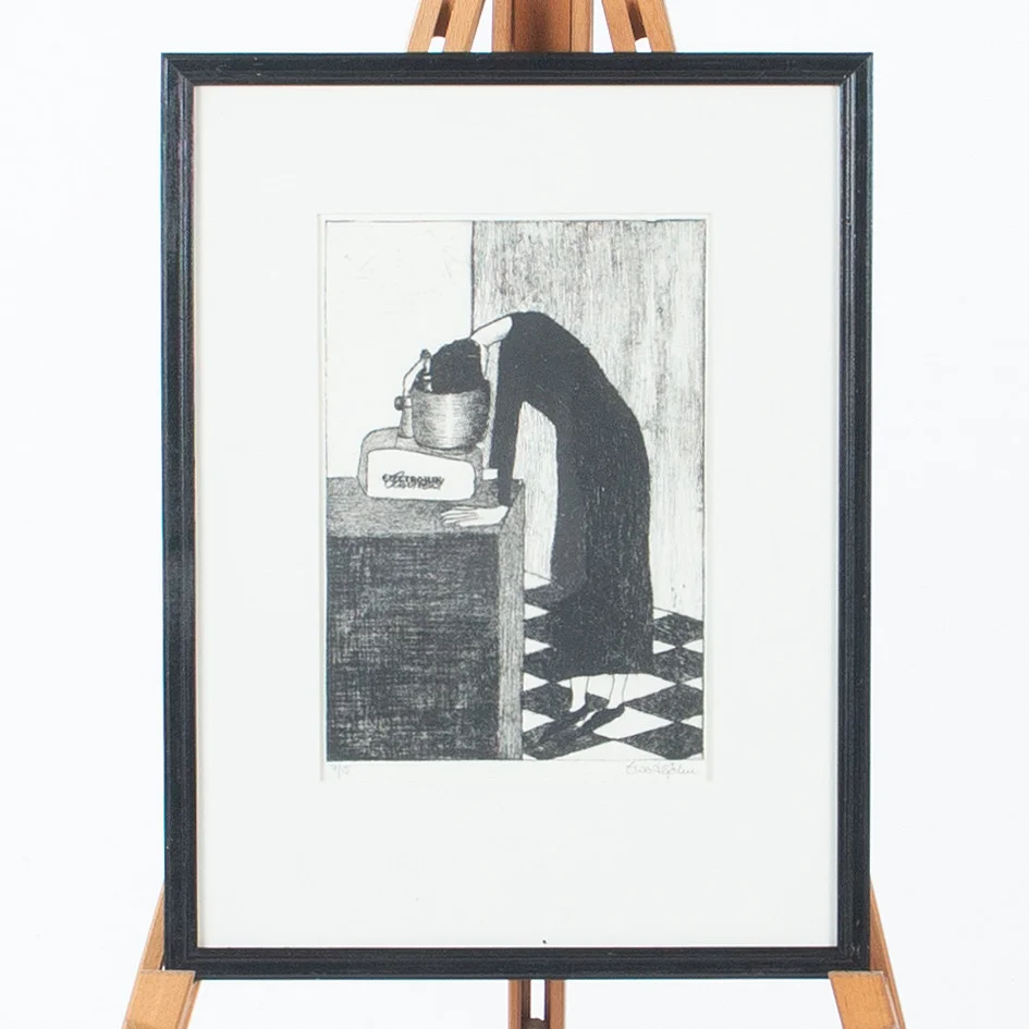 EWA HJÄLM. Torrnål, "Hålla hus i", signerad och numrerad 7/15. — Engravings & Prints — Laholms Auktionskammare