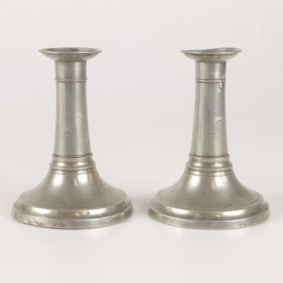 LJUSSTAKAR, 1 par, tenn, 1800-tal. — Pewter, Brass & Copper — Helsingborgs Auktionskammare